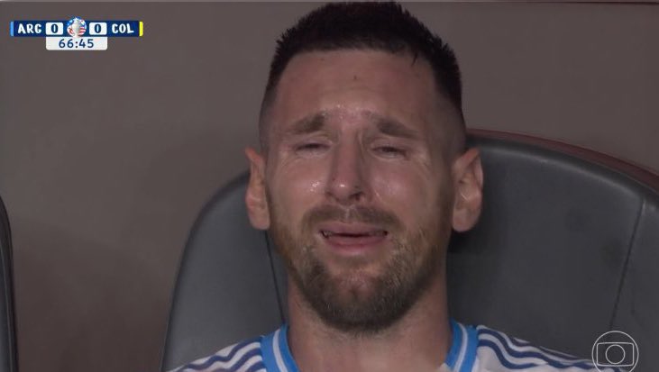 trisartt_'s tweet photo. Messi llorando por su lesión // Antonella y Beckham en el vestuario https://t.co/2ByoZkAO7x