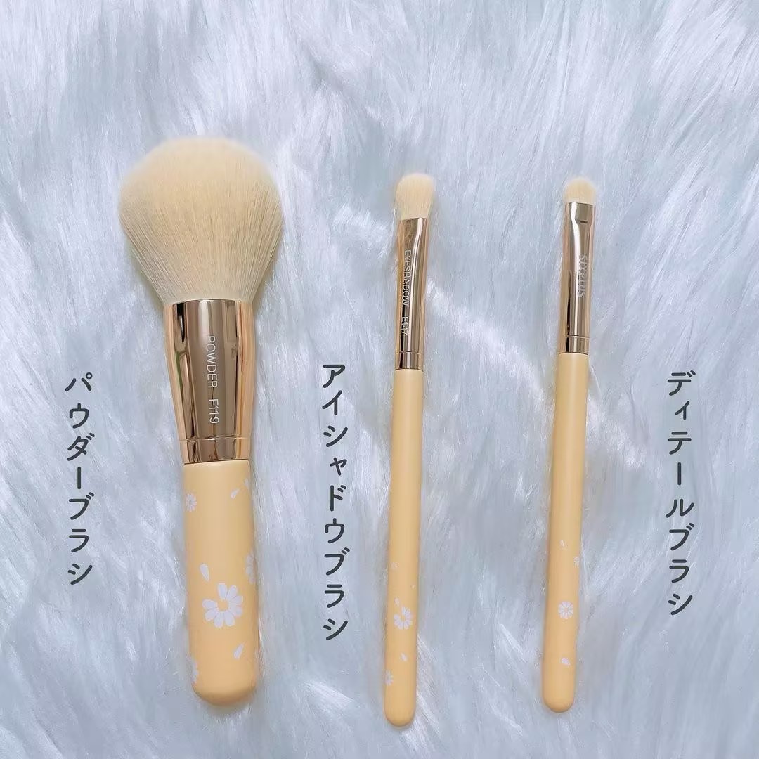 SIXPLUS
ペイルイエローメイクブラシ3本セット

パウダーブラシ
︎︎︎︎︎︎アイシャドウブラシ
︎︎︎︎︎︎ディティールブラシ
⁡
使いやすい実用的な3本セット
イエローカラーにデイジー模様がとっても可愛い
⁡
ポーチ付きだから持ち運びにも便利
⁡
プレゼントにもおすすめのメイクブラシだよ🎁