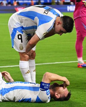 NosyBuzzer's tweet photo. Lionel Messi drops to the pitch in pain during the CONMEBOL 2024 Copa America tournament final football match. 🥺

He is out in tears as his night is apparently OVER!!! 😢😭

 An emotional moment.. END of the GOATs' ERA [Ronaldo & Messi]

#LEO #CR7 #Lionel #MagicalMessi #MessiFC #leomessi #GOAT #soccer #football #KarolG  #Shakira #CONMEBOLCopaAmérica #Conmebol #CopaAmerica2024 #argentinavscolombia #colombiavsargentina #colombia #HalfTimeShow #nationalAnthem #Popstar #AbelPintos #argentina #Messi𓃵 #LionelMessi #football #futbol #latinpop #CopaAmerica #CopaAmérica #miami #florida #hardrockstadium #CA2024 #latina #latinx #latino