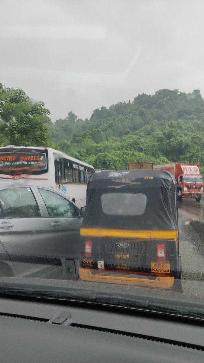 shantzjosh's tweet photo. @TMCaTweetAway there is a major jam on GB road ahead of gaimukh and it will quickly reach till kasarvadavli and kavesar ....cars are not moving an inch ... https://t.co/Dg6DVNMJNE