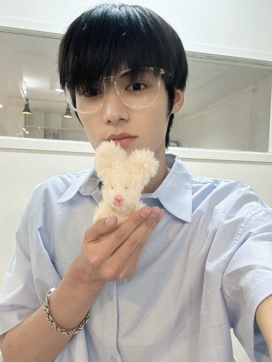 BXB_twt's tweet photo. 대진이와의 하루 🐷

#BXB #비엑스비 #SIWOO #시우 https://t.co/3YPmv7jFxc