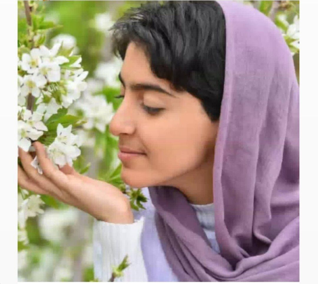 خب اومدم #رشتو بزنم راجع به قاتل سریالی که داره بین مون زندگی می‌کنه و ازتون می‌خوام کمک کنید تا این توییت دیده بشه 
۱
این دختر عزیز سال1383در مشهد متولد میشه ،موقع تولد اسمش«مریم»بوده.
پدر و مادرِ بیولوژیکی (تنی) که ازشون متولد میشه معتاد و فقیر بودن ....
بیا بعدی ادامه شو بگم