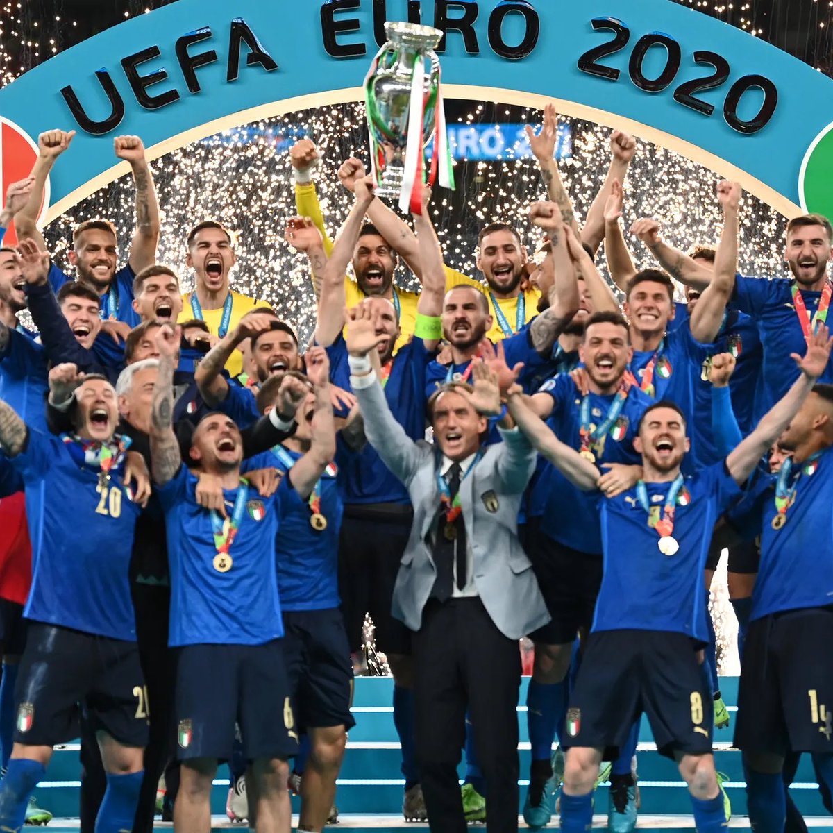 EmbEspItalia's tweet photo. Sempre noi! 🇪🇸🤝🇮🇹

😉

#SpagnaInghilterra https://t.co/KKhkGTz8y8