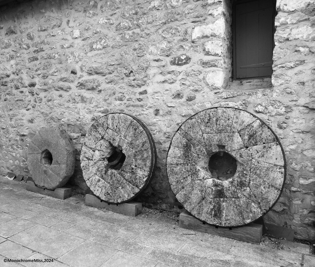 MonochromeMis's tweet photo. Millstones, 2024
#Alphabetchallenge #WeekCforCircles 
#monochrome #bnwphotography #blackandwhitephoto #photographylovers #photooftheday #mills #cornmills #Beetham #PositiveVibes https://t.co/YV6EgacZDw