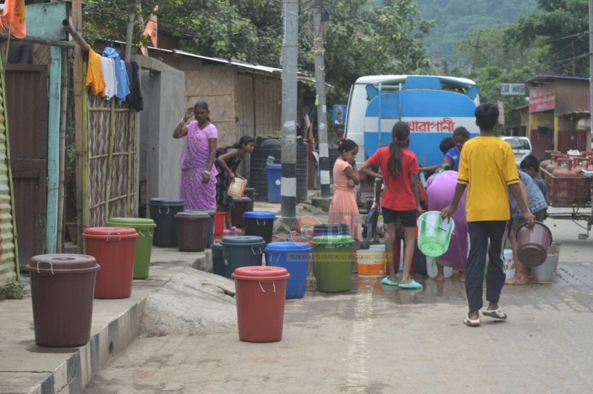 guwahatiplus's tweet photo. #PHOTO | Rupnagar area residents in Guwahati are grappling with a severe water shortage, receiving water supply only two days a week, as per the locals. This limited access to water has left many households in distress.
#watercrisis #guwahati #glus @mrigen_sarania https://t.co/ZkQTNi7lXR