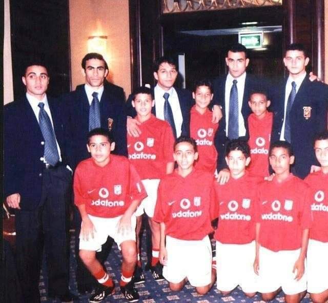 لاحقاً .. تزامل حسام غالي مع "الناشيء" مؤمن زكريا في الملعب! 

- الصورة عام 2003 من أحدى الحفلات للشركة الراعيه للنادى