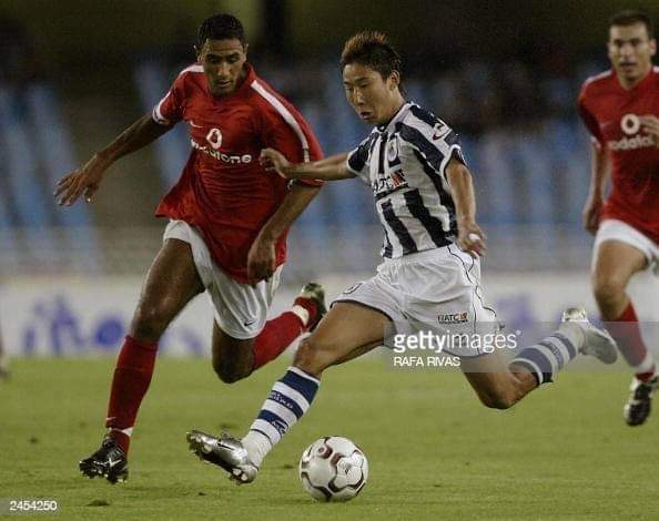 📸 ١٦ أغسطس ٢٠٠٣
الأهلي🦅 و ريال سوسيداد "وصيف بطل الدوري الأسباني بفارق نقطتين!"
تعادل إيجابي ١-١ و فوز سوسيداد 🇪🇸 بضربات الترجيح
بداية ظهور شوقي بالأهلي أمام نجوم وصيف بطل الدوري الأسباني
مين كان في معركة الوسط أمام شوقي يومها؟
تشابي ألونسو! نجم ليفربول والريال والبايرن لاحقاً
