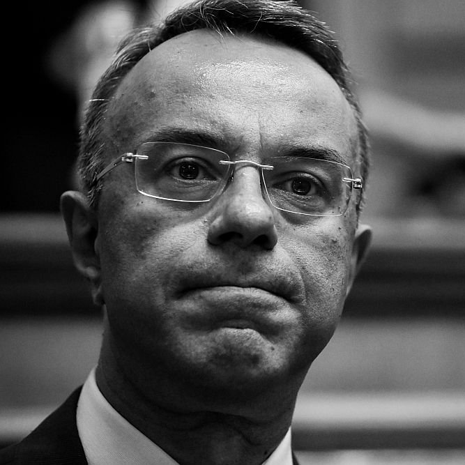 AretiAthanasiu's tweet photo. Γυναίκες  εργαζομένων της ΛΑΡΚΟ ρώτησαν τον Σταϊκούρα: 
«Τι θα γίνει υπουργέ με την ΛΑΡΚΟ»; 
Σταϊκούρας: 
«Κάθεστε και πληρώνεστε, από Δευτέρα είστε απολυμένοι, δεν υπάρχει επενδυτής, δεν υπάρχει σχέδιο, δεν υπάρχουν προγράμματα».