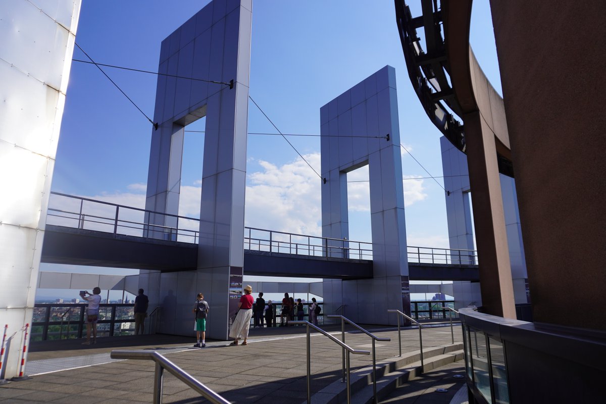 Profitez du soleil et d'une vue magnifique depuis le Parlement européen ! La terrasse, située au sommet de la tour du bâtiment Louise Weiss, est ouverte au public par beau temps ☀

Pour plus d'infos sur les horaires d'ouverture 👉 europa.eu/!CJXGD6