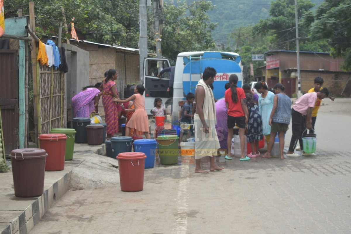 guwahatiplus's tweet photo. #PHOTO | Rupnagar area residents in Guwahati are grappling with a severe water shortage, receiving water supply only two days a week, as per the locals. This limited access to water has left many households in distress.
#watercrisis #guwahati #glus @mrigen_sarania https://t.co/ZkQTNi7lXR