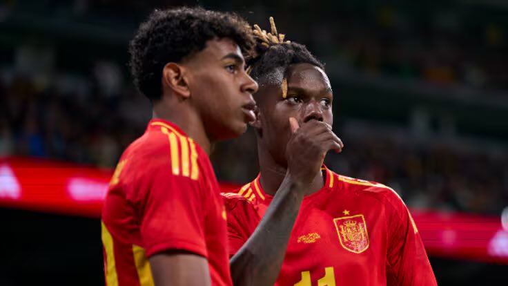 HugoSuarezz's tweet photo. Srs. de @vox_es. ¿Que se siente cuando la Selección Española gana la Eurocopa cuando el primer gol es de un chico negro, hijo de inmigrantes de Ghana que saltaron la valla y nace y juega en un equipo Vasco y el segundo gol de un Vasco de Éibar que juega en la Real Sociedad?😁 https://t.co/WcohsPmWQS