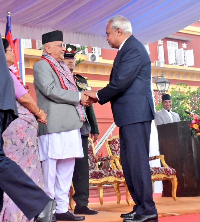 प्रधानमन्त्री के पी शर्मा ओली लाई शपथग्रहण पछि बधाई तथा शुभकामना दिंदै भारतीय राजदूत नवीन श्रीवास्तव