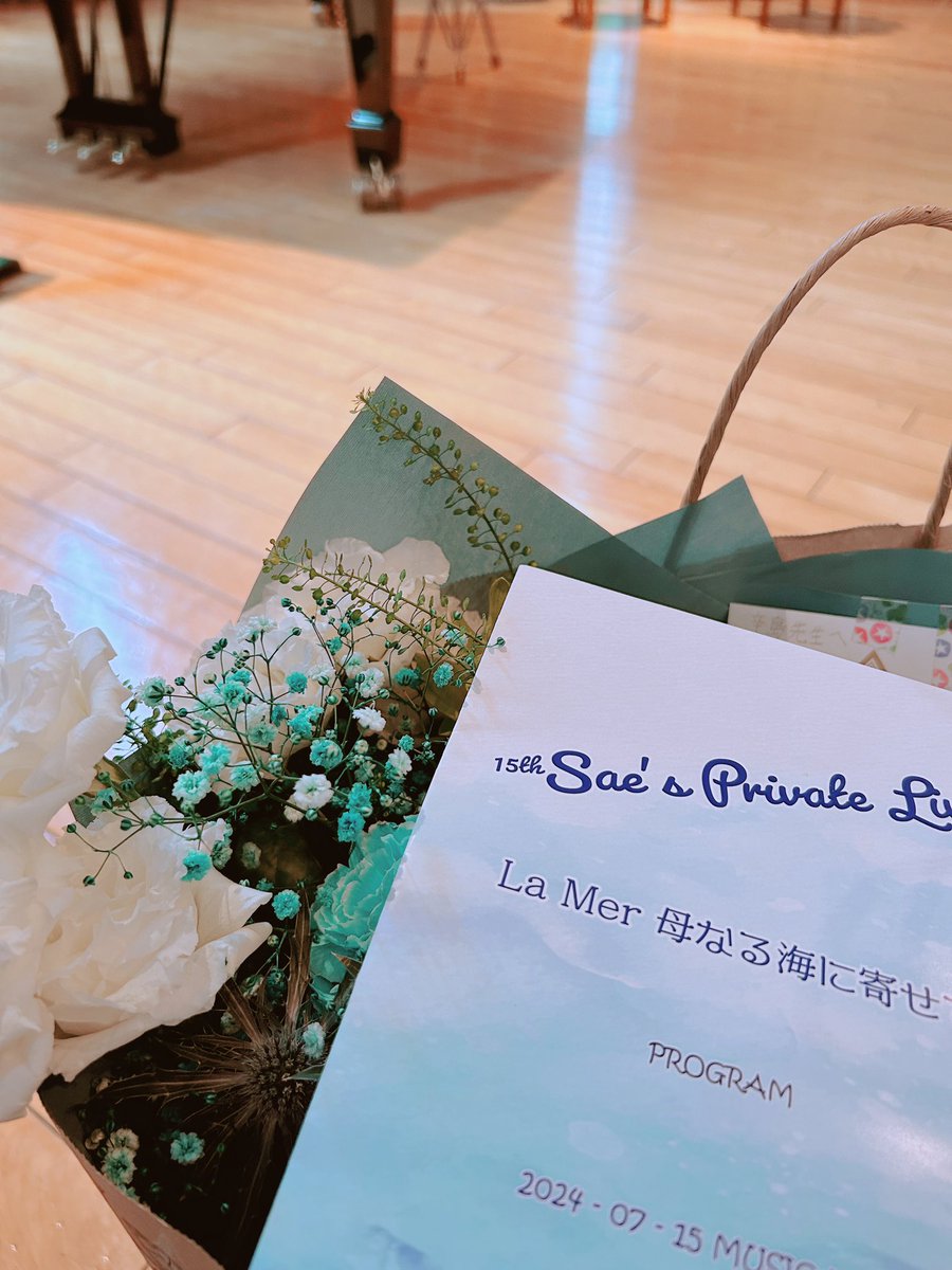 TobariYuzu's tweet photo. 今日は大好きなお歌の先生の
プライベートライブに行ってきました♪

私も先生みたいな声で歌いたいなぁ〜
と改めて思いました。
そしてアンコールのアンコールに
『🍉夏の思い出👒』を
皆んなで歌いました🎶

今週のレッスンがまた楽しみです🎼

#辛島小恵先生
#劇団ひまわり https://t.co/QnbFGbIlYA