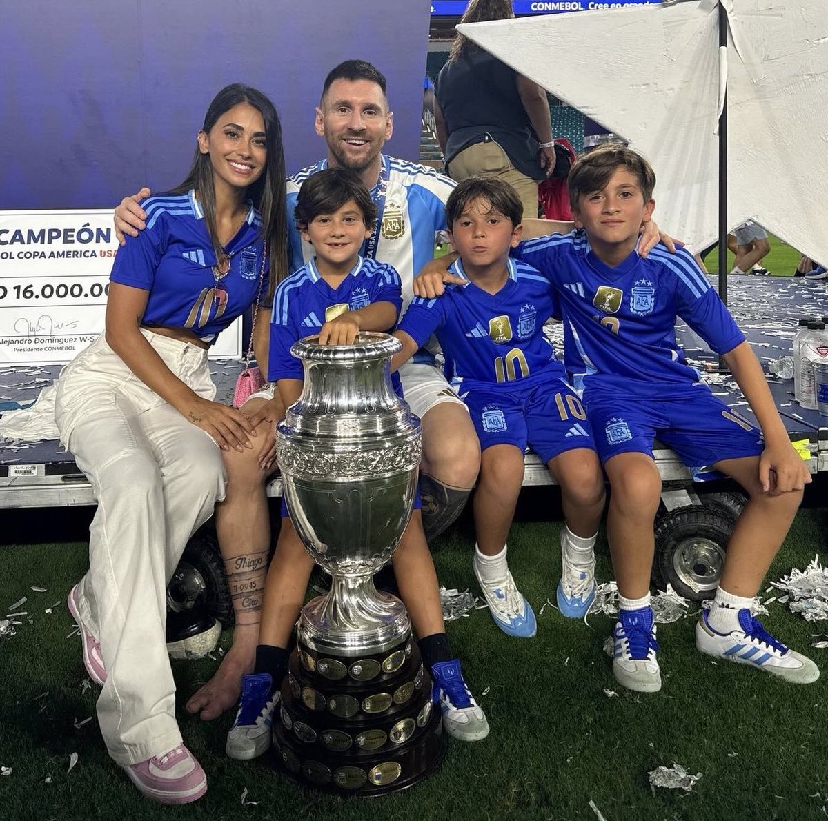 InvictosSomos's tweet photo. Le ganó a la vida, le ganó al fútbol. EL REY. https://t.co/MlRvXRYWf8
