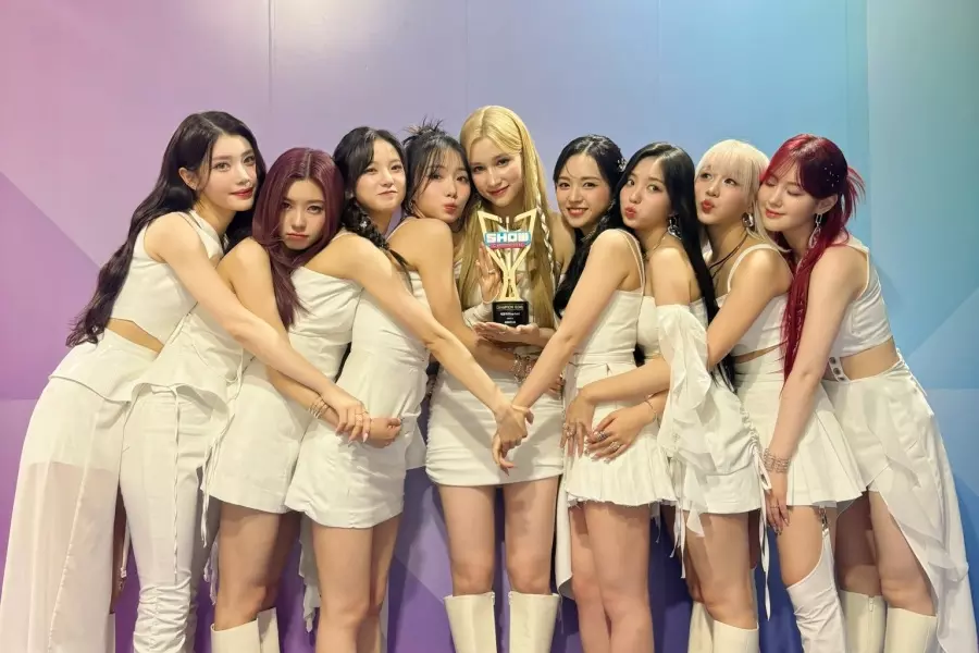 Kep1Verse's tweet photo. Mashiro, Yeseo thank u so much for this years we are and will be t0gether f0rever grateful with u girls!!!

See you again in another galaxy!!! https://t.co/3OXN78RZsX