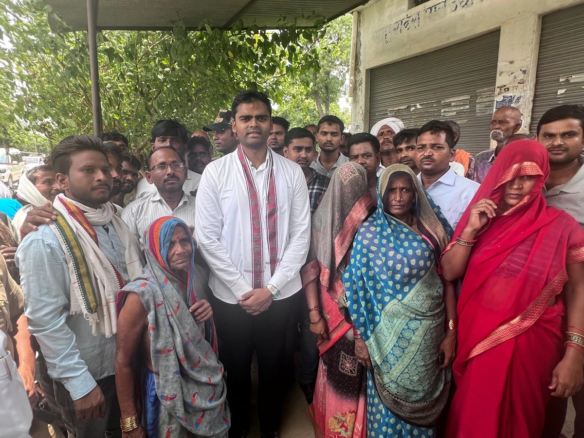 Pushpendra_MP_'s tweet photo. अपने आज के भ्रमण कार्यक्रम में मलाका रजाकपुर (कुंडा, प्रतापगढ़) जानें का अवसर प्राप्त हुआ।
यहां पर जनता से अच्छा संवाद हुआ और कुछ स्कूल की छात्राओं से भी बात किया और उनके पढ़ने के जुनून को देख कर अच्छा लगा।

#kunda #pratapgarh
#ConstituencyEngagement #constituencydevelopment https://t.co/Fge5cK7wZq