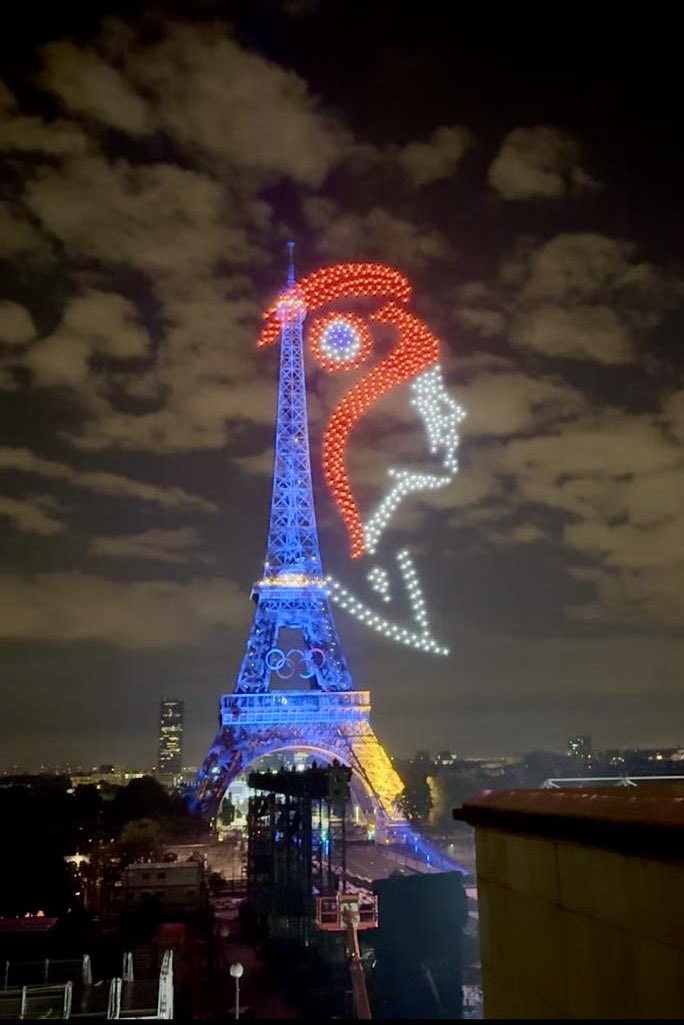 parisvisites's tweet photo. Image incroyable : plus de 1000 drones pour un spectacle pyrotechnique à  @LaTourEiffel . Marianne en majesté !
https://t.co/lEYcJwOCj4 https://t.co/IH2S6mowm5