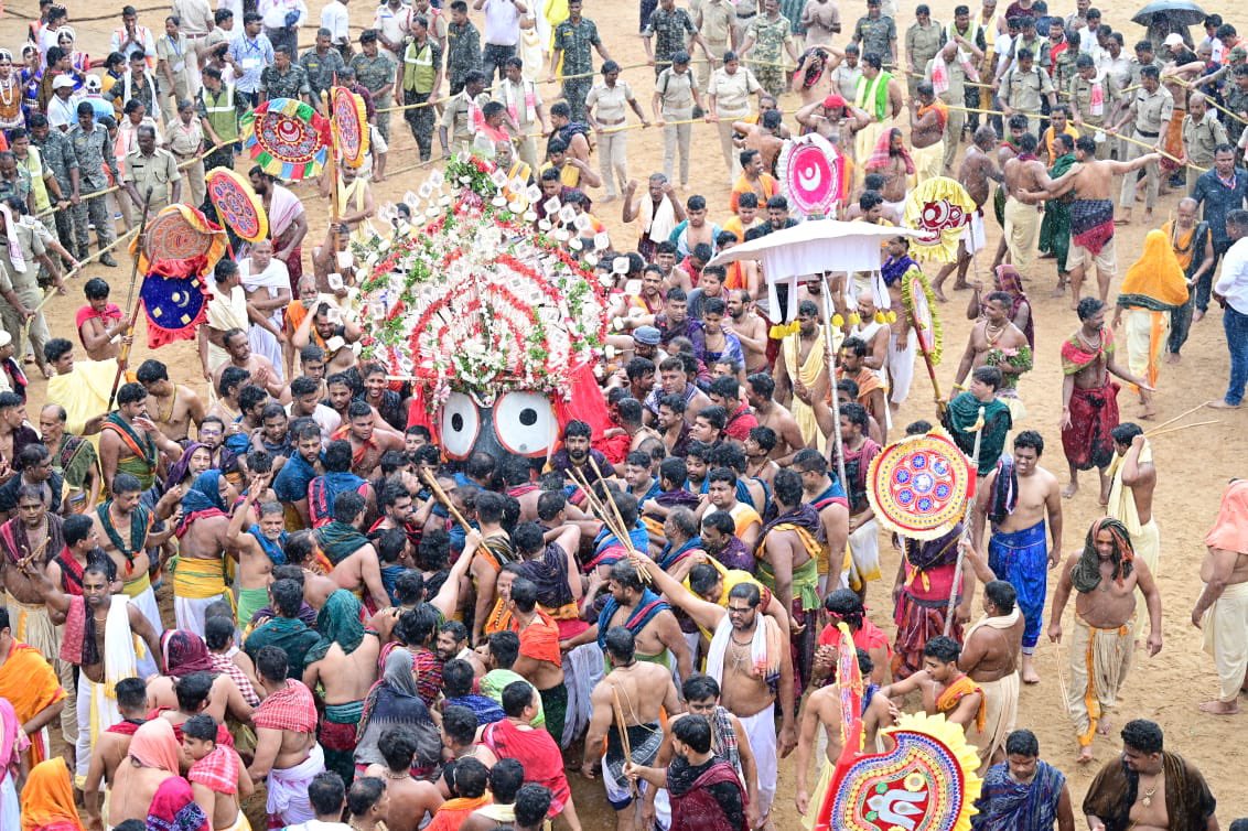 JagannathaDhaam's tweet photo. ପବିତ୍ର ବାହୁଡା ଯାତ୍ରାରେ ମହାପ୍ରଭୁ ଶ୍ରୀଜଗନ୍ନାଥଙ୍କ ପହଣ୍ଡିବିଜେ ।

#JaiJagannatha #BahudaYatra #RathaYatra2024 https://t.co/M8UOaLgB95