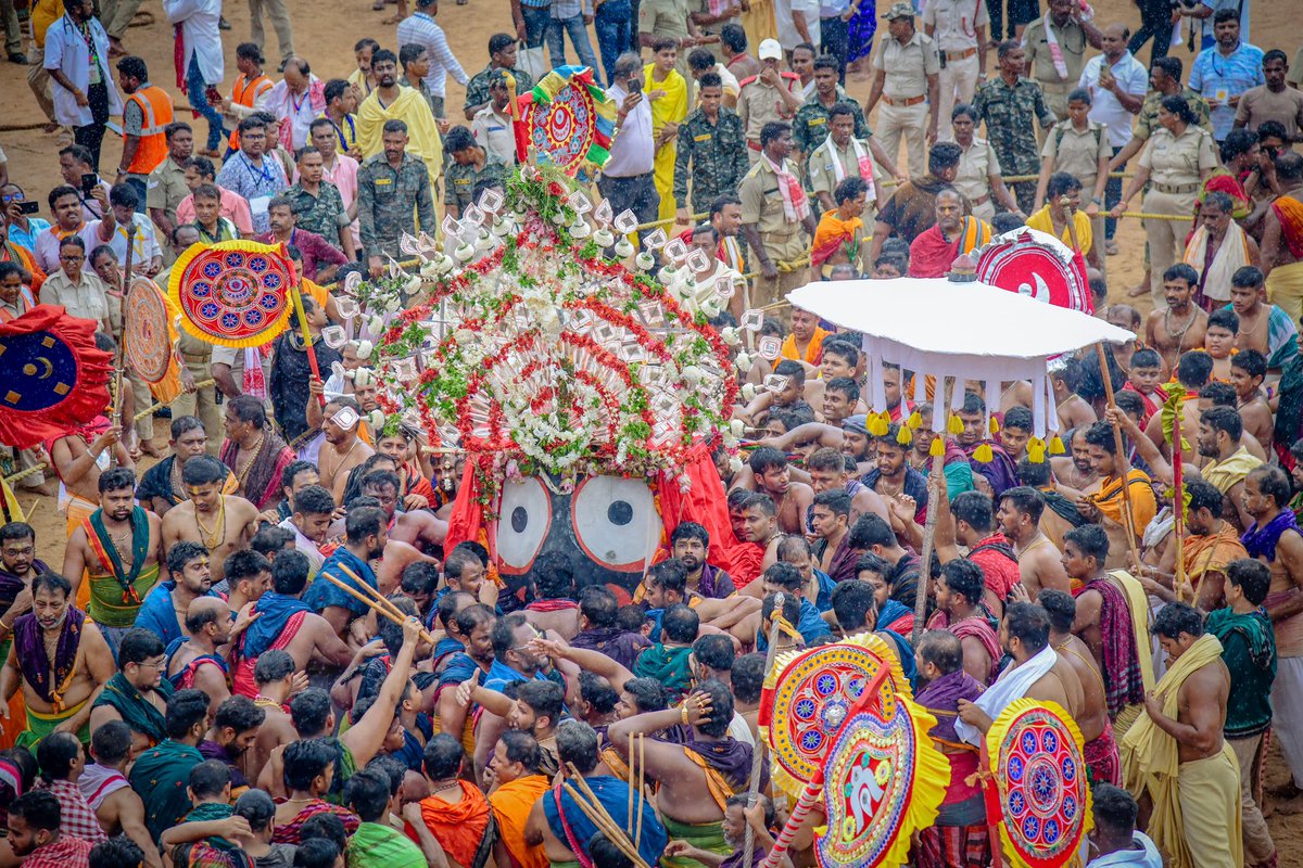 JagannathaDhaam's tweet photo. ପବିତ୍ର ବାହୁଡା ଯାତ୍ରାରେ ମହାପ୍ରଭୁ ଶ୍ରୀଜଗନ୍ନାଥଙ୍କ ପହଣ୍ଡିବିଜେ ।

#JaiJagannatha #BahudaYatra #RathaYatra2024 https://t.co/M8UOaLgB95