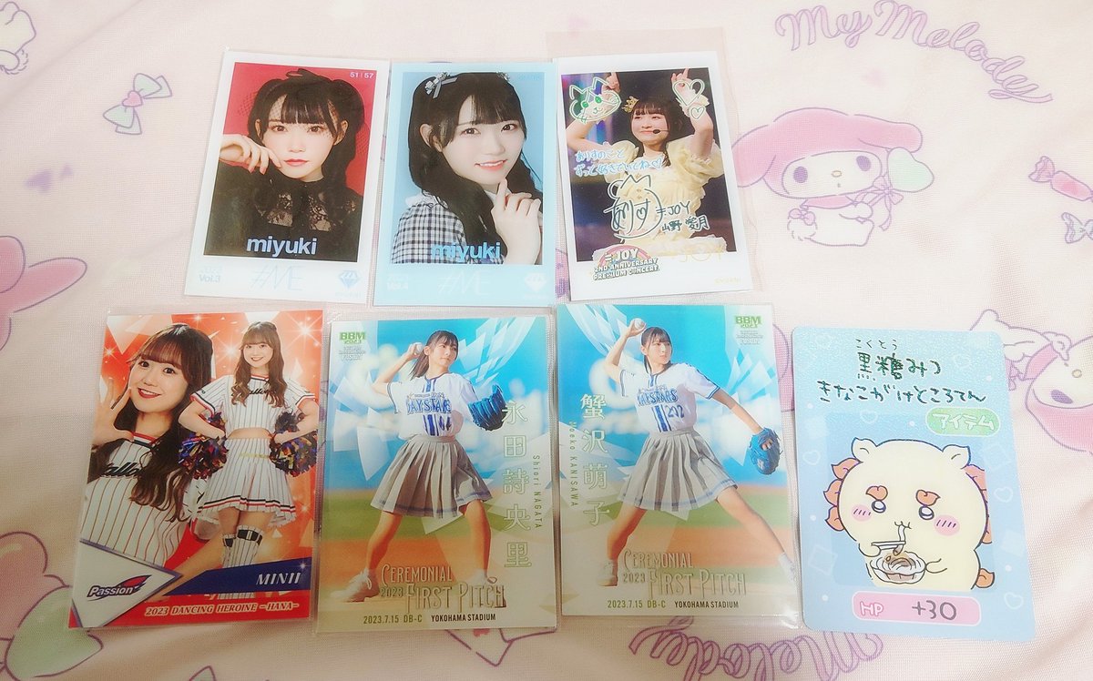 naokun425momo's tweet photo. 10日東京行った時の〜♡♡
ドンキ店にご帰宅してうちわゲット✨
ポーチとみるてんアクスタは彼氏がくれました(T^T)♡♡
ガチャで可愛いハチワレ( * ֦ơωơ֦)
みるてん、ありすのフォトカード、MINNIちゃんのカード、ノイミーの3人が始球式した時とシーサーのカード♡
#ちいかわ #山野愛月 #MINII https://t.co/0MU1xF0ffw