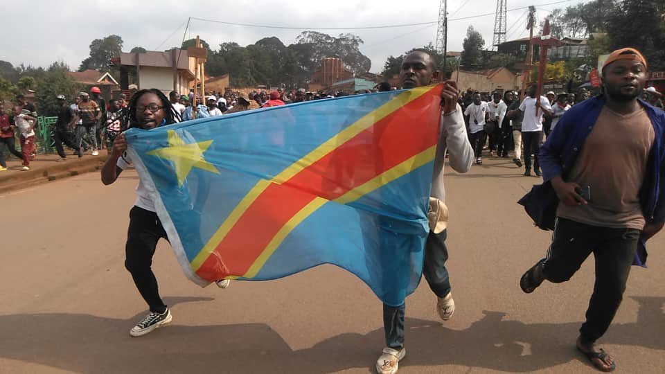 Une grosse mobilisation menée par les organisations des jeunes y compris <a href="/luchaRDC/">LUCHA 🇨🇩</a> contre l’agression rwando-ougandaise est en cours à Butembo au Nord-Kivu. 
La lutte non-violente contre les envahisseurs continue et ne sera jamais ébranlée.