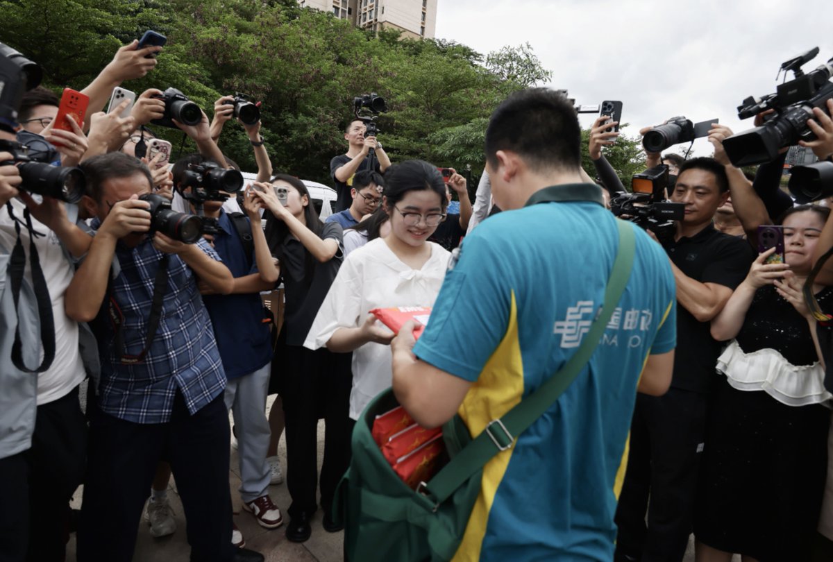 ChinaDailyAsia's tweet photo. #GBAPulse For the first time in Guangdong province, four letters for admission to the Guangzhou-based South China University of Technology were delivered by drones on Monday to students in the provincial capital's Huangpu District. (Parker Zheng/China Daily) https://t.co/zURnUcEi6D