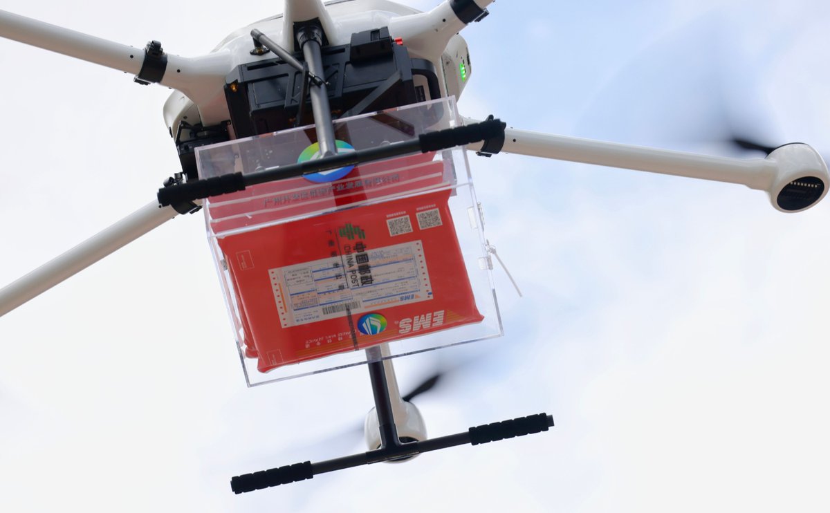 ChinaDailyAsia's tweet photo. #GBAPulse For the first time in Guangdong province, four letters for admission to the Guangzhou-based South China University of Technology were delivered by drones on Monday to students in the provincial capital's Huangpu District. (Parker Zheng/China Daily) https://t.co/zURnUcEi6D