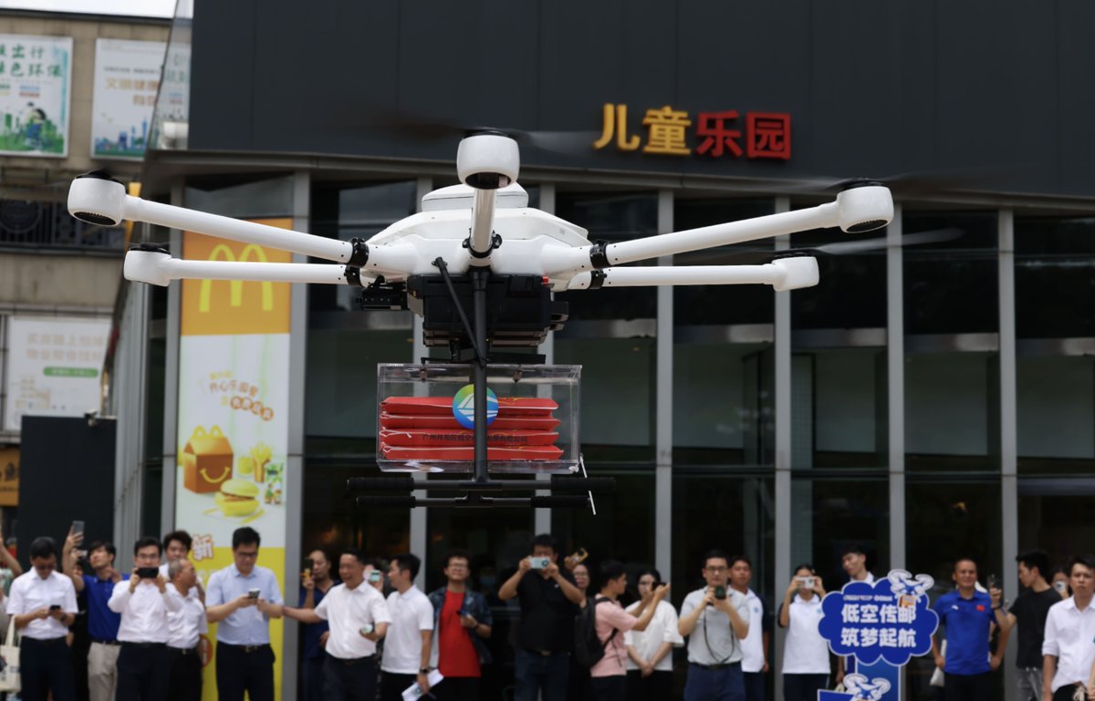 ChinaDailyAsia's tweet photo. #GBAPulse For the first time in Guangdong province, four letters for admission to the Guangzhou-based South China University of Technology were delivered by drones on Monday to students in the provincial capital's Huangpu District. (Parker Zheng/China Daily) https://t.co/zURnUcEi6D