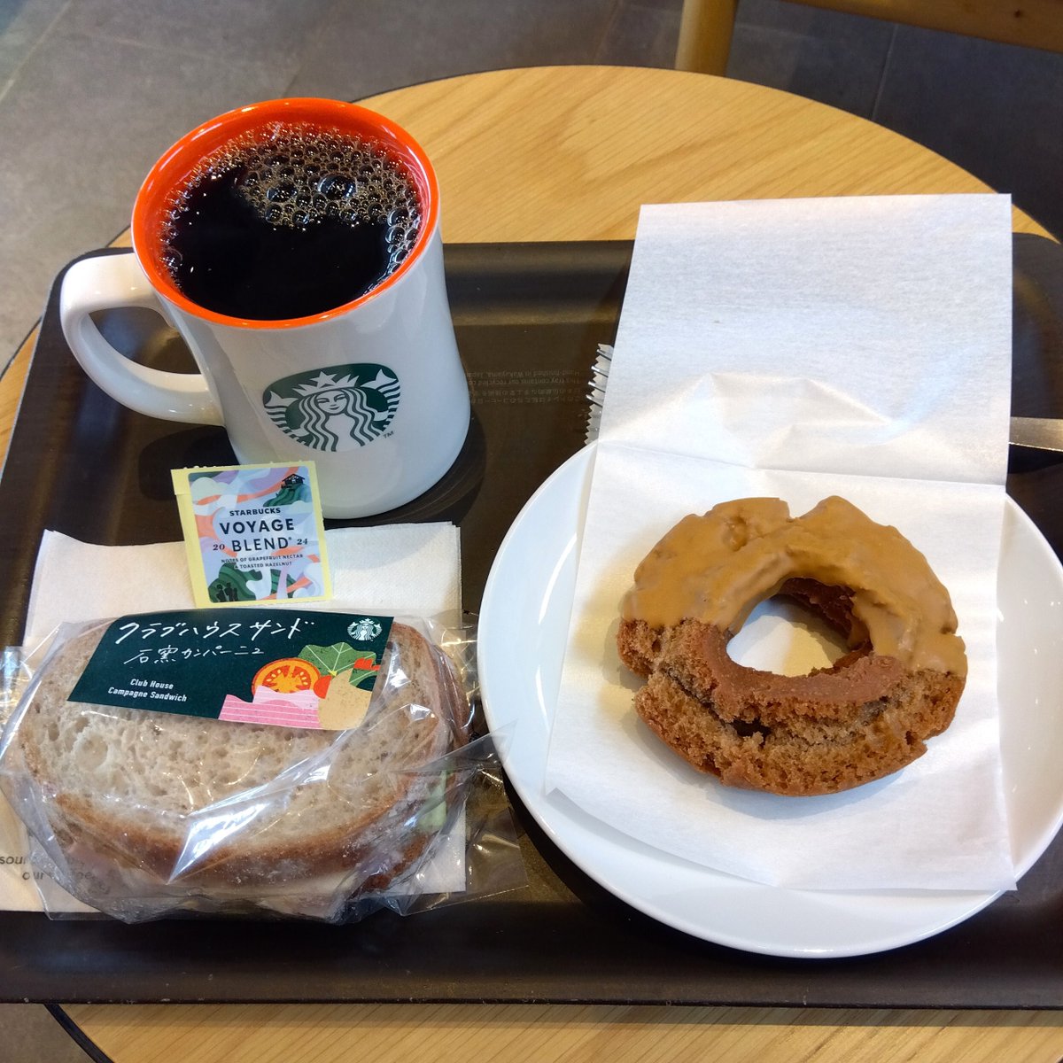 tks_703's tweet photo. お気に入りのマグと本を持ってホムスタへ☕️📗

糖分も欲しくなってドーナツを追加🍩😋

他店に移動してOne More Coffee中🧊

#スターバックス #タンブラー部 https://t.co/maU2sOjGpJ