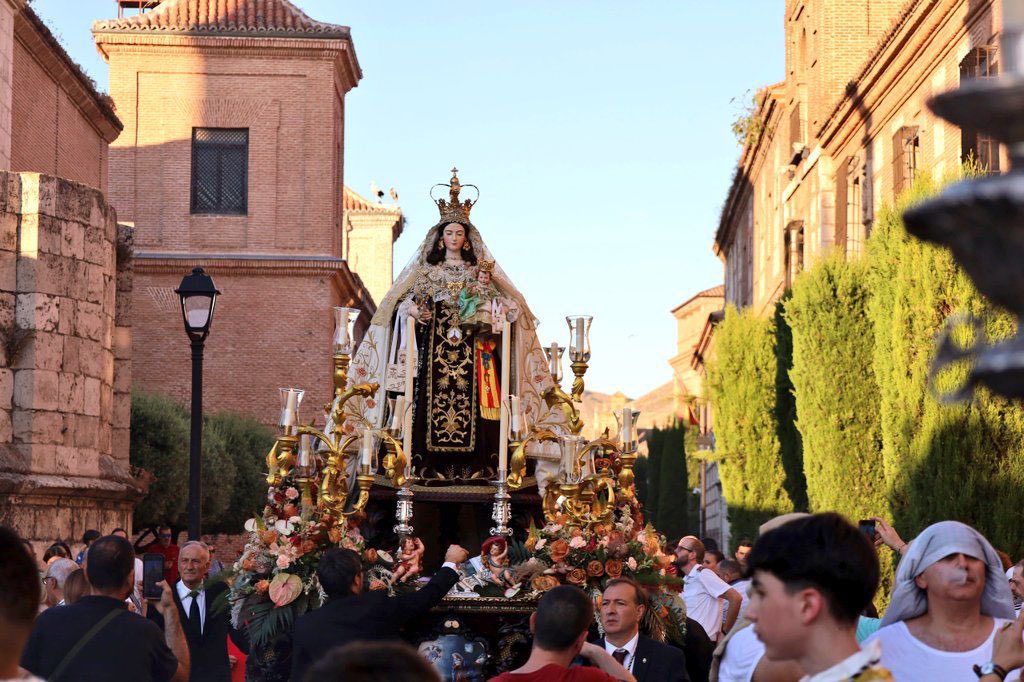 JdCAlcaladeH's tweet photo. El sábado, el Presidente de la JdC, D. Gregorio Manzanares, acompañaba a la Hermandad del Carmen de la Ciudad de Alcalá, en su salida profesional.

Felicitamos a la Hermandad por regalarnos momentos muy emotivos con la Madre del Carmelo ¡Enhorabuena! https://t.co/L2mnIl4G8M