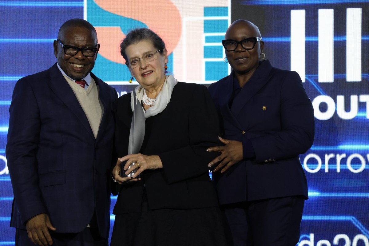The Deputy Minister of Science, Technology and Innovation, Ms Nomalungelo Gina, was in attendance of the #NSTFAwards2024 in Sandton and handed Prof Irvy (Igle) Gledhil the new Science Diplomacy for Africa Award <a href="/africascidip/">Science Diplomacy Capital for Africa (SDCfA)</a> <a href="/South_32/">South32</a> <a href="/NSTF_SA/">NSTF🇿🇦</a> <a href="/WitsUniversity/">Wits University</a> #DSI #Itspossible