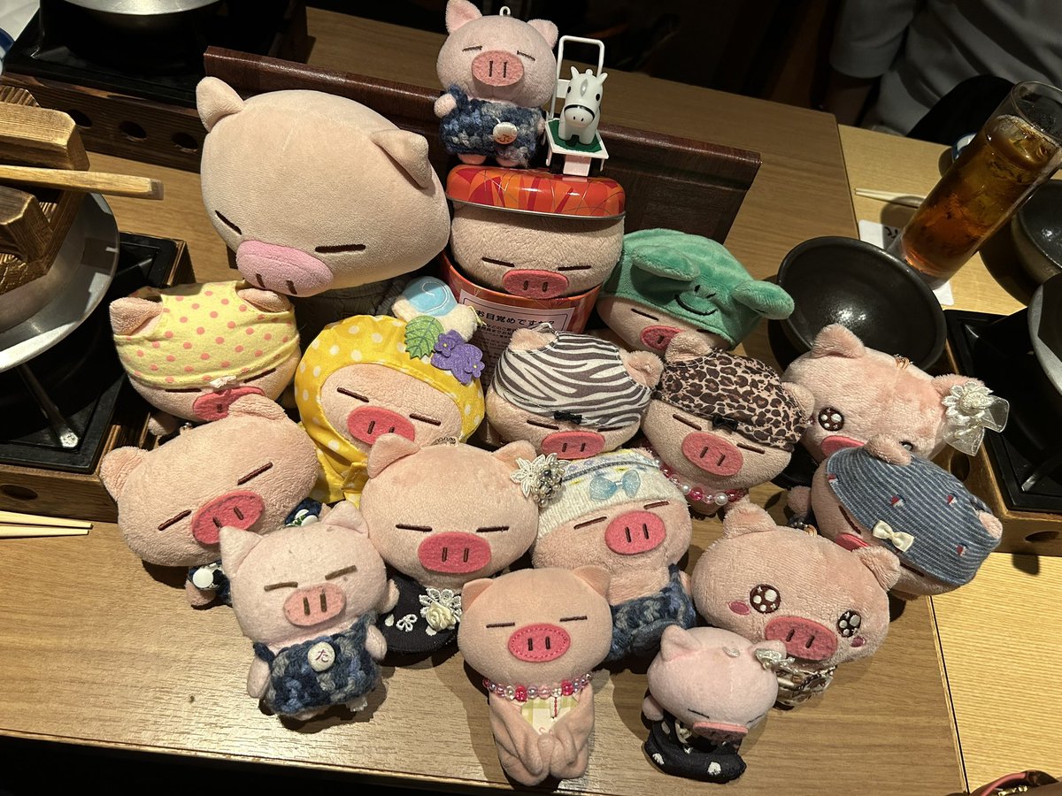 osafWikmbb5VVnK's tweet image. 【休日2日目】

通天閣へは超満員で登れなかったんだ…
そしてメインイベントぶたた会へ🐽

たくさんのぶたたと交流できてずっと笑いっぱなしの楽しい時間を過ごせたよ🐽

楽しい思い出とたくさんのお土産をいただき皆様ありがとうございました🐽

また、皆んなで会えますように🐽
#ぶたた