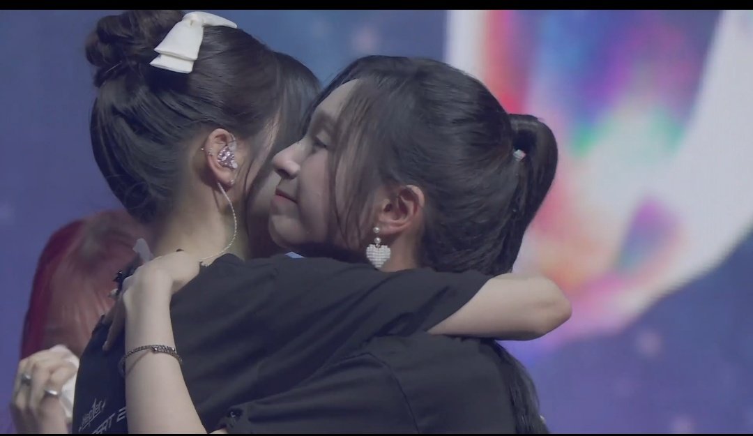 The hug for Yeshiro 😭

#kep1er譲 #Kep1er