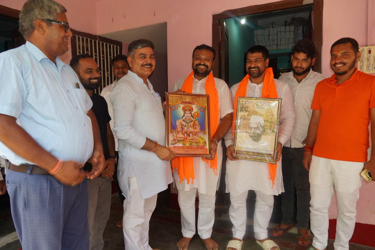 ErPKMall's tweet photo. राष्ट्रीय स्वयंसेवक संघ सारण के विभाग प्रचारक माननीय रोशन जी भाईसाहब को सारण से पूर्णिया नया दायित्व मिलने पर एवं सारण विभाग के नवागत प्रचारक माननीय चंदन जी भाईसाहब का हार्दिक स्वागत एवं अभिनंदन। https://t.co/S0r7KeNZx8