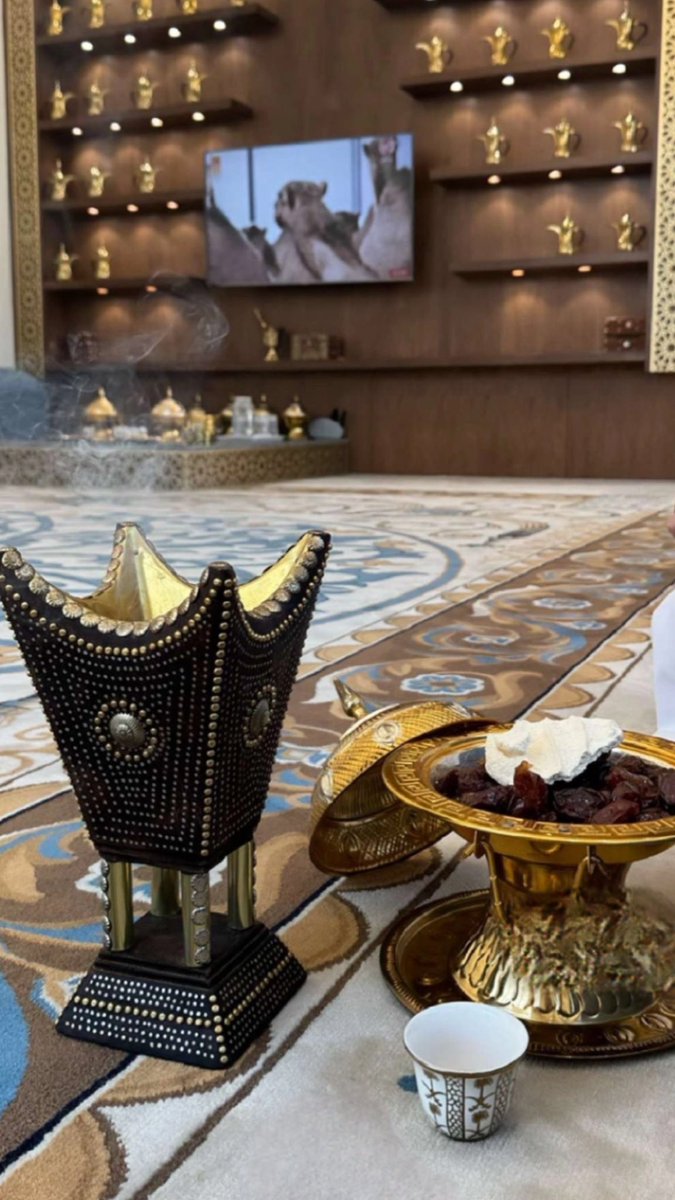 bo_hell1's tweet image. قولة هلا منك تسوى الهيل والزعفران
وصفراً يداوي عماس الراس فنجالها