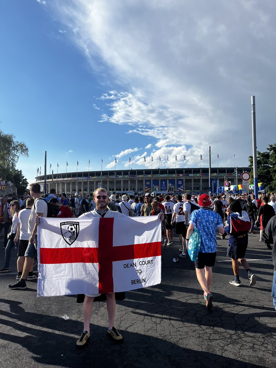 Cullingford97's tweet photo. Gutted doesn’t quite cut it. But cheers to everyone who made that month so special. We will get there one day, Up the England 🏴󠁧󠁢󠁥󠁮󠁧󠁿🏴󠁧󠁢󠁥󠁮󠁧󠁿 https://t.co/EVY44kBqLr