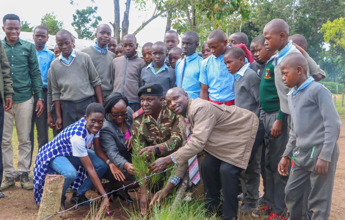 Ipas_AA's tweet photo. Over 150 community members supported by the Deputy County Commissioner & local chiefs, united in Nandi County to mark #WorldPopulationDay! With a 16% teen pregnancy rate, it's crucial to enhance #CSE #GBV reporting & boost family planning awareness. #PartnersInReproductiveHealth https://t.co/IWK9S0KbwG