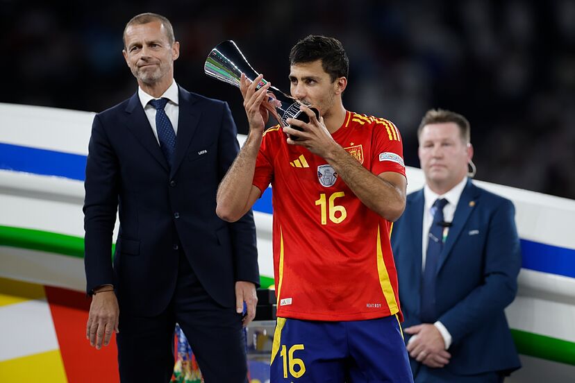 AlumniSAUJI's tweet photo. ¡España es Campeona de Europa! Y dos de nuestros #alumni @UJIuniversitat han hecho historia.
Los dos han guiado a la selección: Javier Lopez Vallejo (Psicología) en el día a día; y Rodrigo Hernandez (ADE) en el terreno de juego, además MVP.
#Enhorabuena #SomUJI som #AlumniSAUJI https://t.co/PNxLl9ya7A
