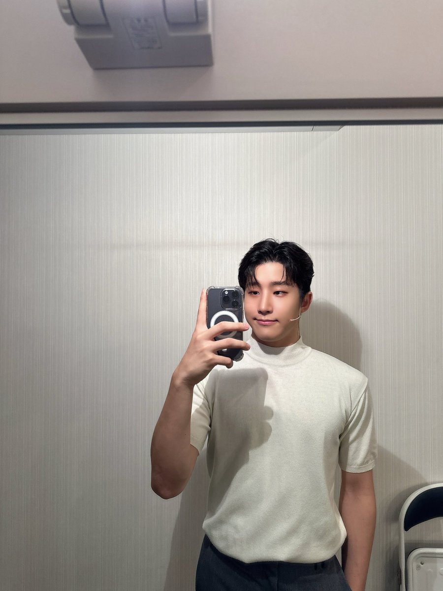offclASTRO's tweet photo. 오늘도 댕갸올게요😍 https://t.co/rtmkMScuOb