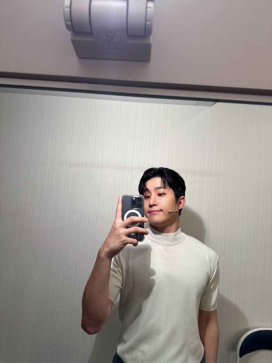 offclASTRO's tweet photo. 오늘도 댕갸올게요😍 https://t.co/rtmkMScuOb