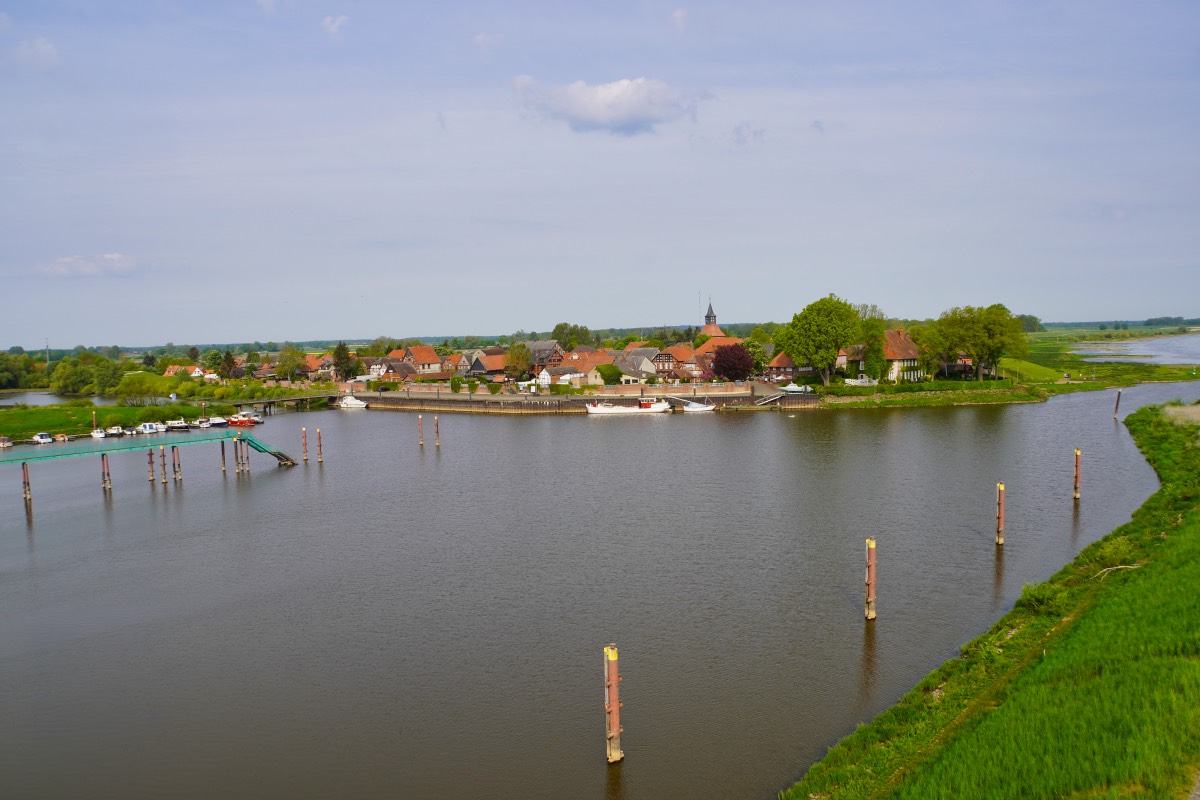 vonortzuort's tweet photo. Im niedersächsischen Landkreis Lüchow-Dannenberg, im wunderschönen Wendland, liegt Schnackenburg, die kleinste Stadt Niedersachsens. Hier leben etwa 300 Einwohner.

Schnackenburg liegt an der Elbe, genau an der Stelle, an der der Aland in diese mündet.
https://t.co/HJY3ZsdAkb https://t.co/5FESVLnfBx