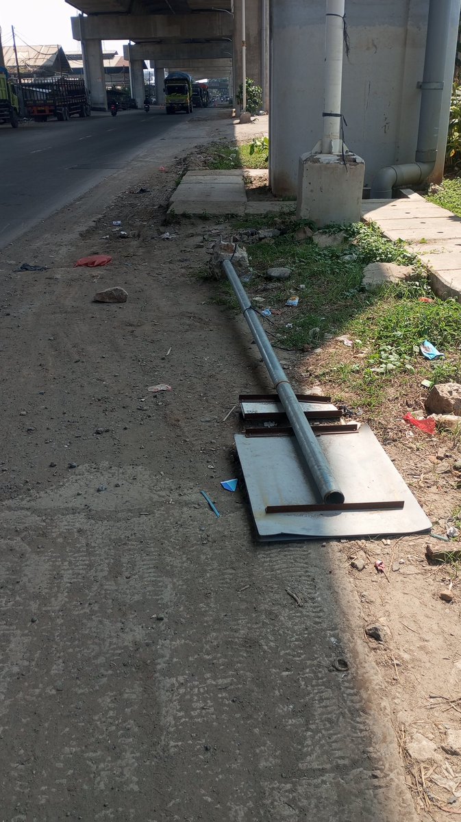 excel_boy's tweet photo. @PT_Transjakarta dear Mimin TJ, ini rambu Bus Stop Jaklingko rubuh di Jalan Pegangsaan Dua rute Jak 115 IGI - Tanjung Priok tepatnya di depan Pool Parani https://t.co/rggnjhEdRM