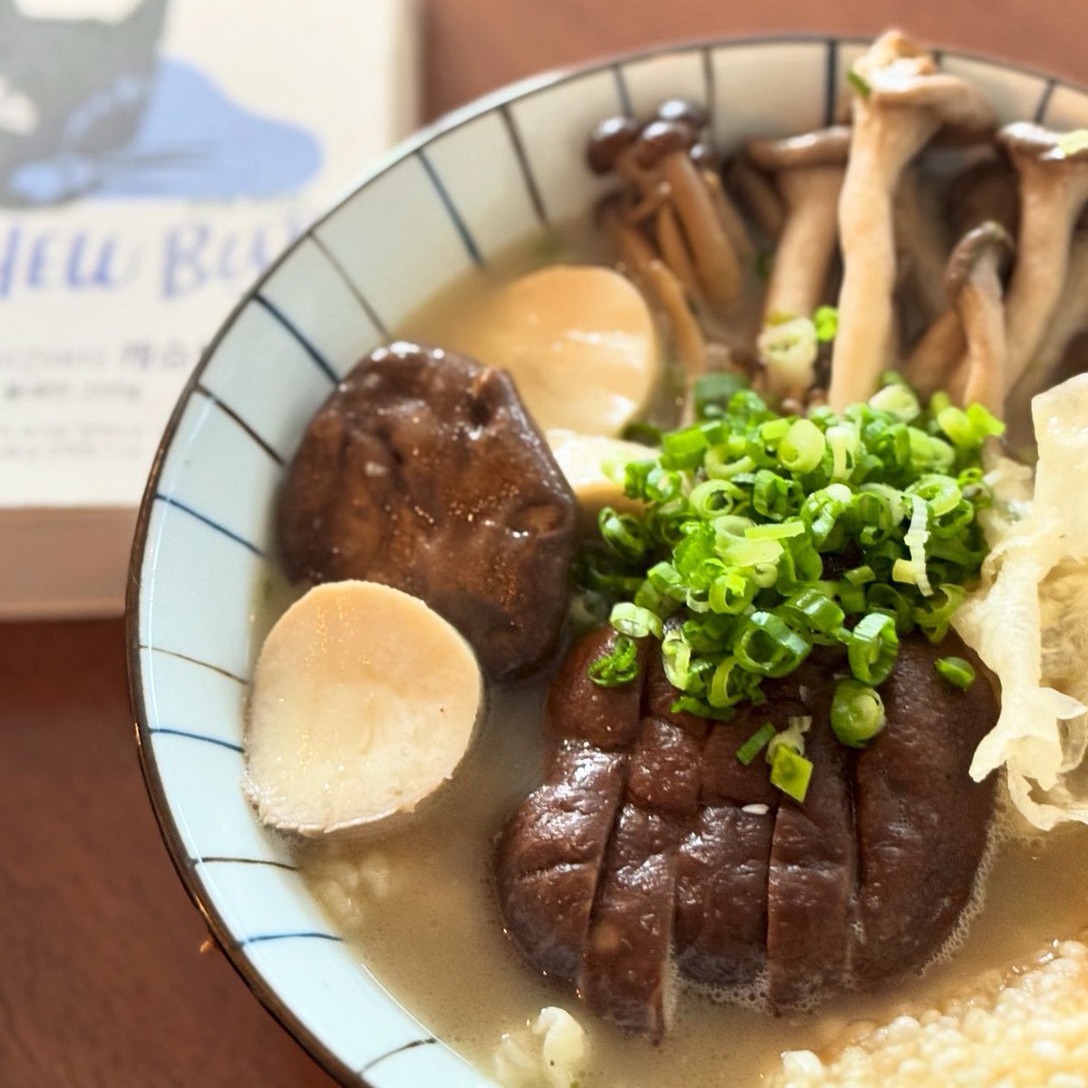 안녕하세요 숨비다입니다. 7월의 두번째 #숨비다이주메 는 뭘까요?
무더운 요즘, 이열치열 몸보신에 좋은 음식으로 준비했습니다. 숨비다의 다정한 이웃이자 제주에서 나고 자란 재료들로 비건 버터를 만드는 문사기름집( @moonsa.jeju )과의 만남 … 자세한 건 곧 공개할게요 많관부💙