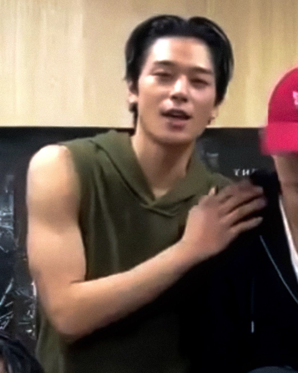 KISSYJEONS's tweet photo. he’s so incredibly fine https://t.co/ccBt3wxrYG