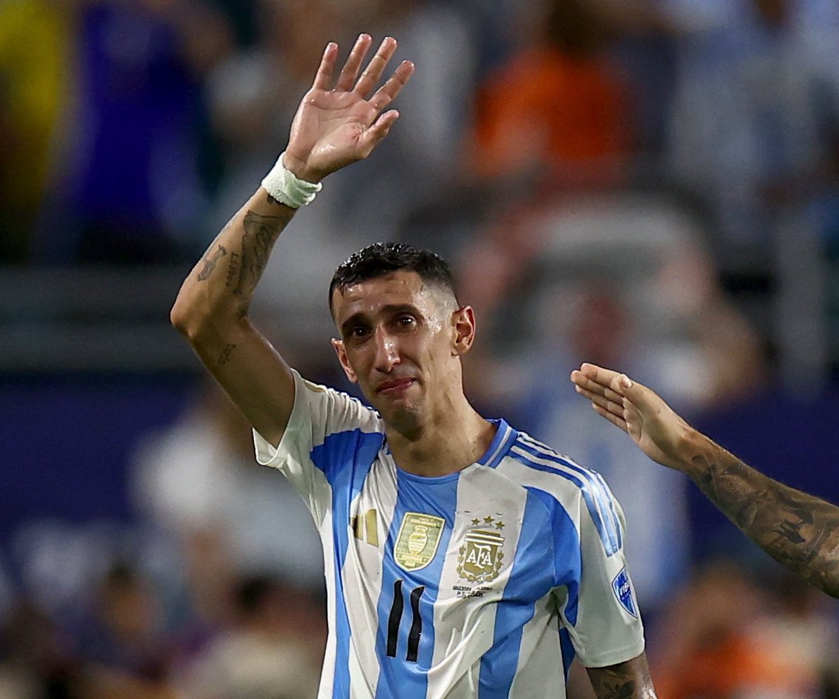 Sale Ángel Di María. Todo el estadio de pie lo aplaude, mientras él llora. 

El Fideo se despide como Bicampeón de América con su selección. Ante Angelito, siempre de pie.