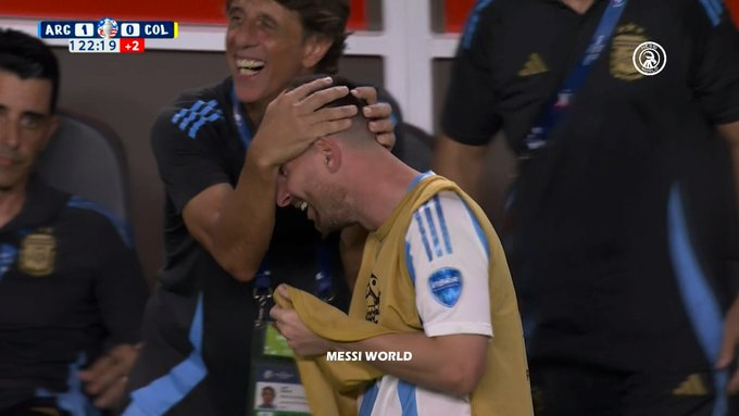 قناة FOX : 🚨

سمع صوت ميسي من الدكة وهو يصيح سدد يا لاوتارو سدد ...