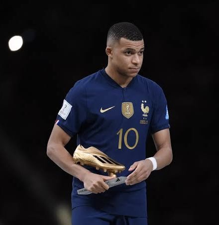 Honor para ambos países. 

Los únicos que se atrevieron a competirle a la FIFA.