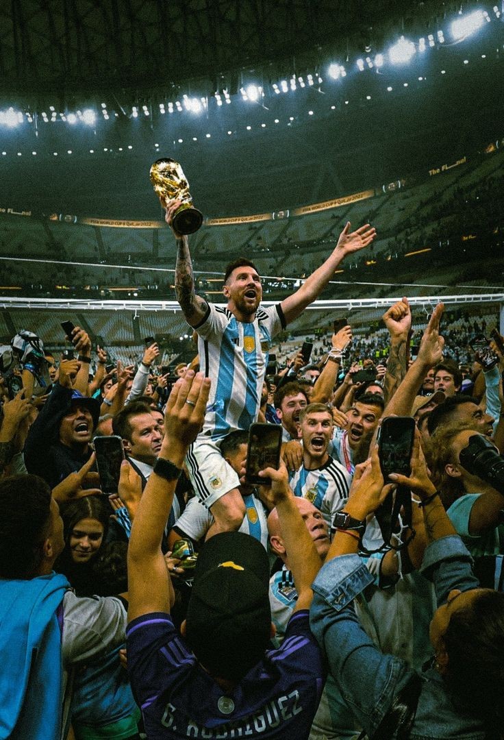 Lionel Messi:

✔️ Maior vencedor da história do futebol
✔️ Jogador com mais Bolas de Ouro
✔️ Jogador com mais participações em gols na história
✔️ Jogador com mais Chuteiras de Ouro
✔️ Jogador com mais gols em finais na história

✔️ Melhor jogador da história do futebol. 🐐