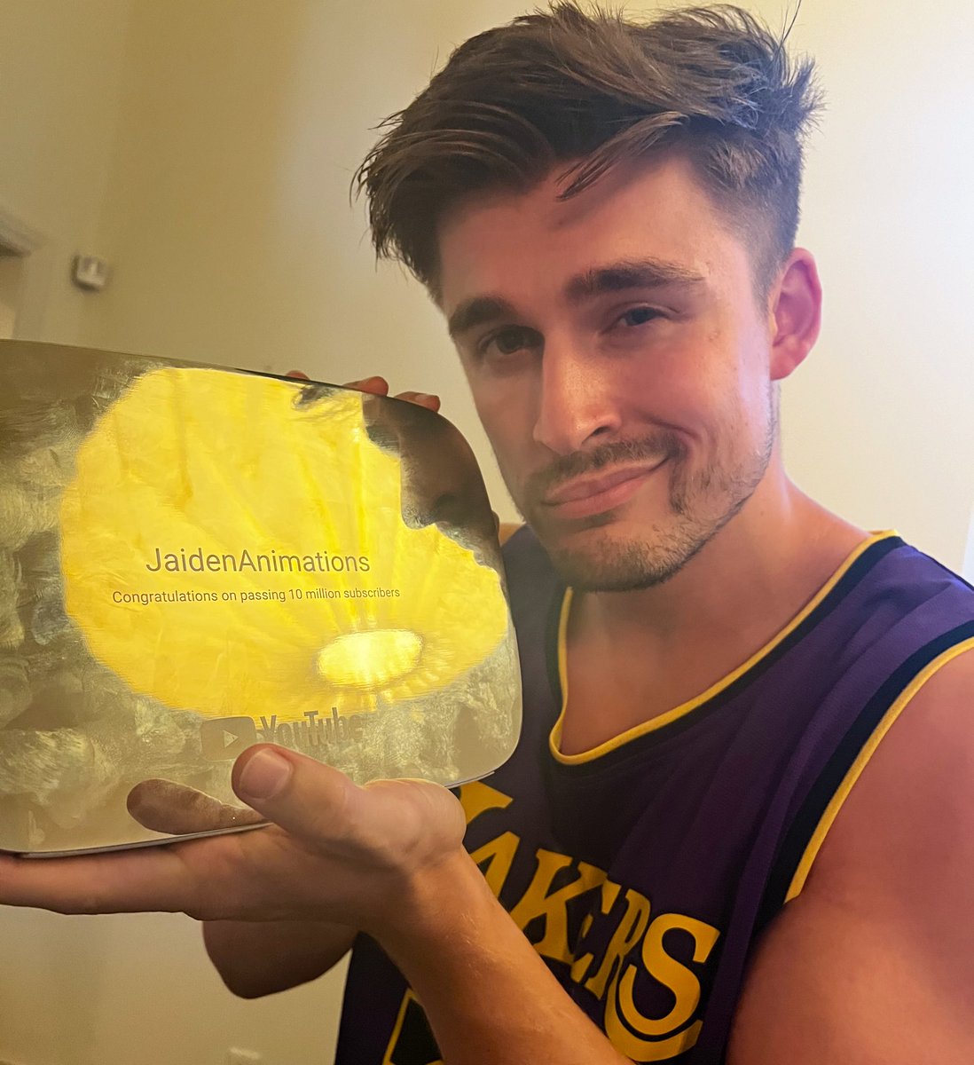 LudwigAhgren's tweet photo. stole jaidens play button from mrbeast (sorry bud)

will be auctioning it off at cdawgs charity stream this Friday https://t.co/VGliCvPQyt