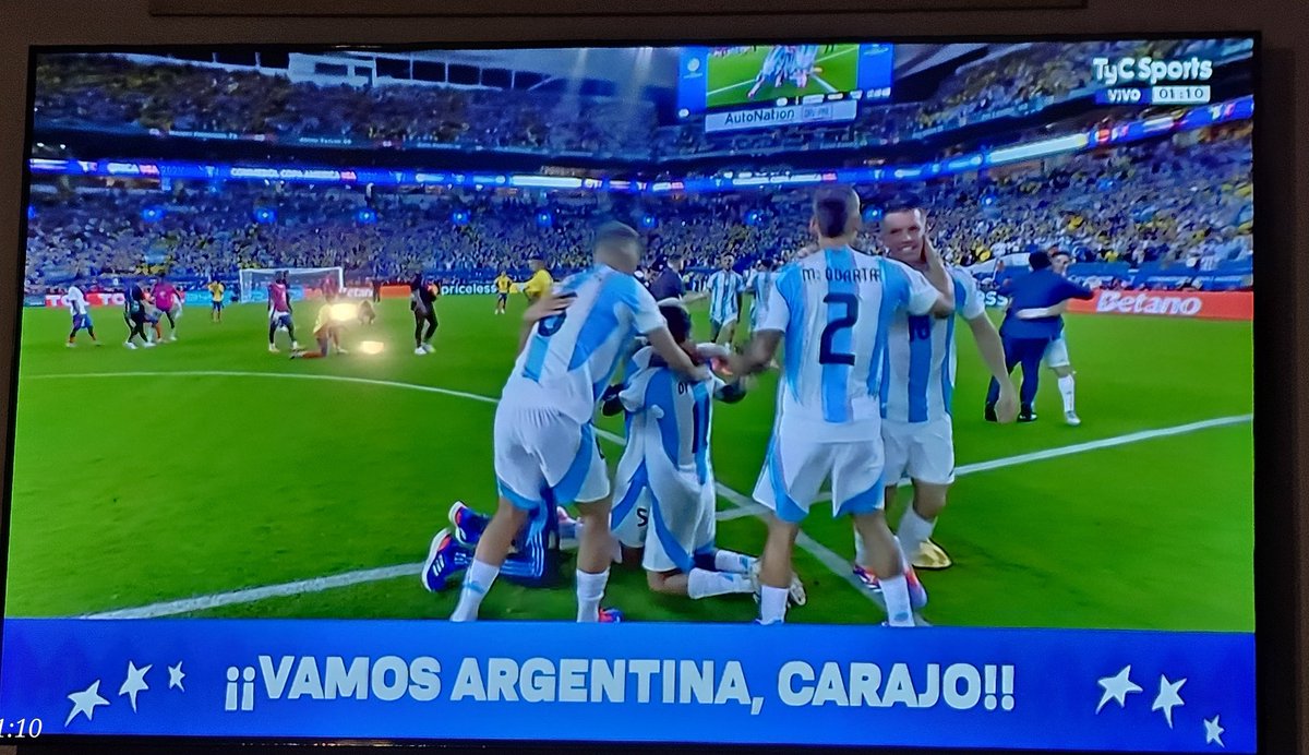 AlejandroColl's tweet photo. #Bicampeon #Campeones #CopaAmerica @Argentina #Argentina #argentinavscolombia https://t.co/qSBL9Tah5Z
